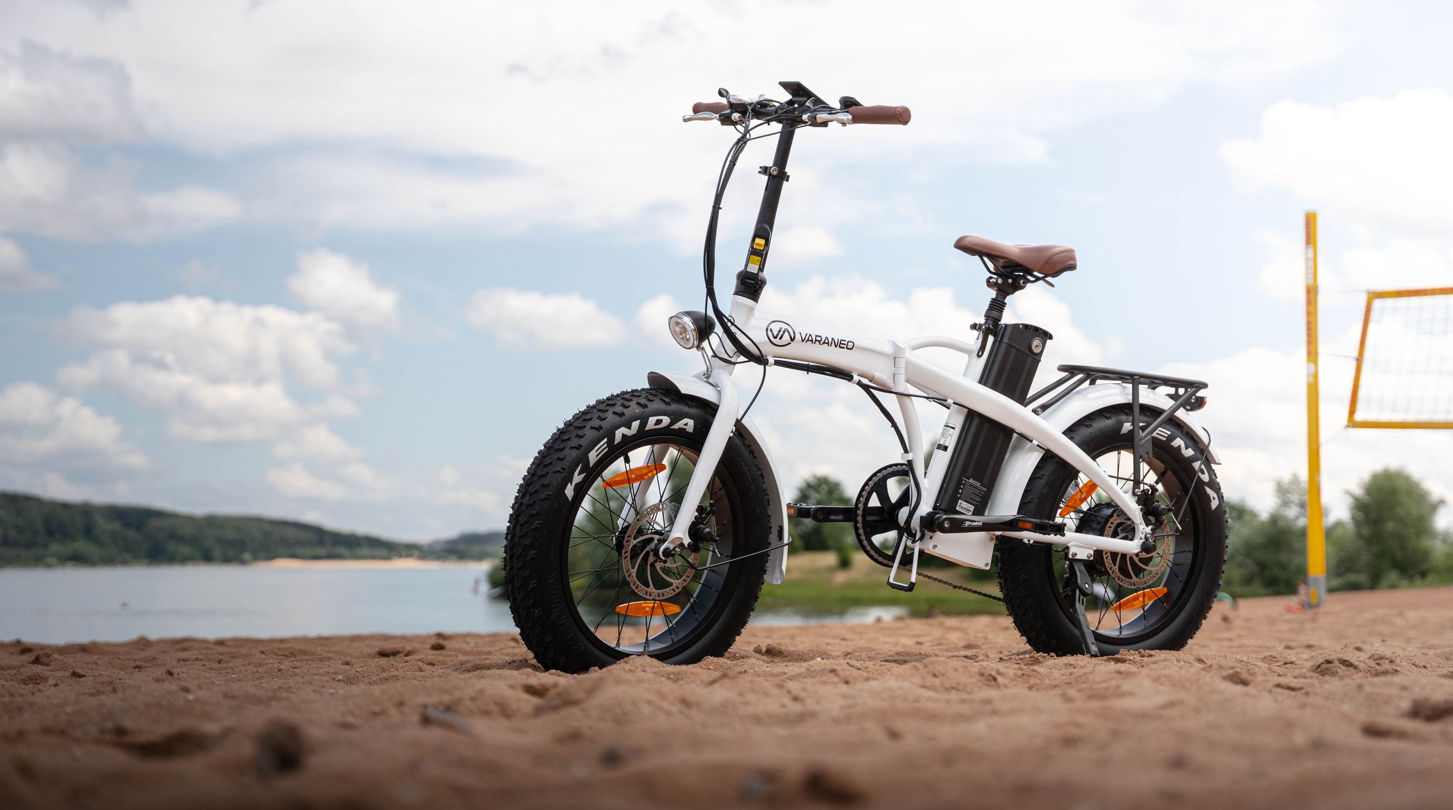 Varaneo E-Bike im Sand für jeden Untergrund