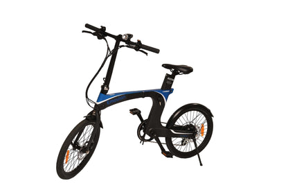 blaues Klapp-E-Bike oder Klappvelo stehend von der Seite 