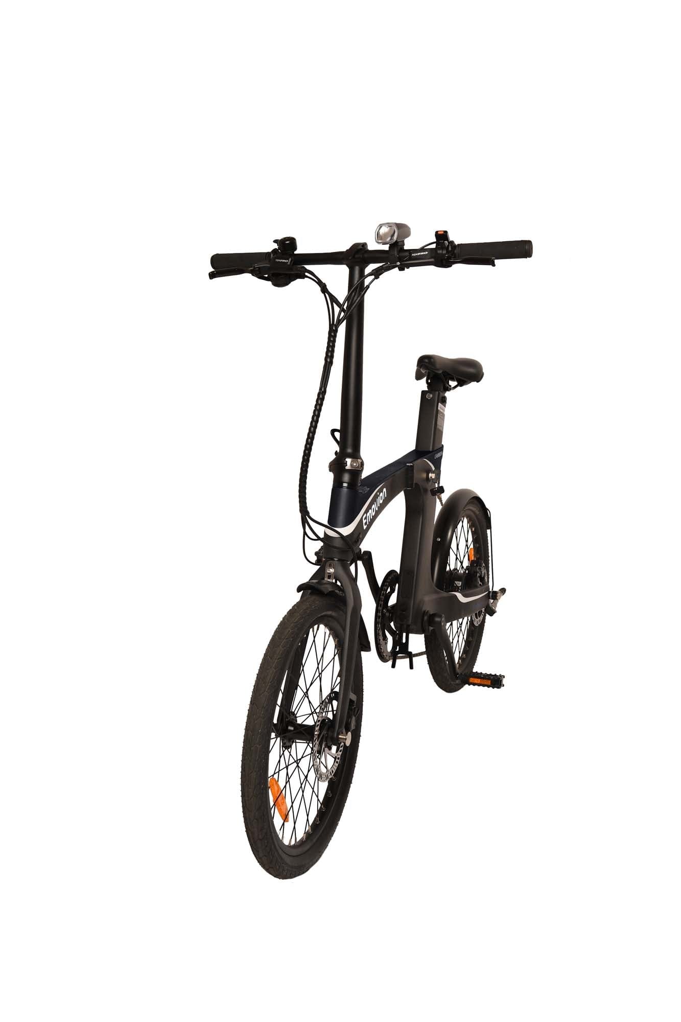 schwarzes Klapp-E-Bike von vorne mit Licht