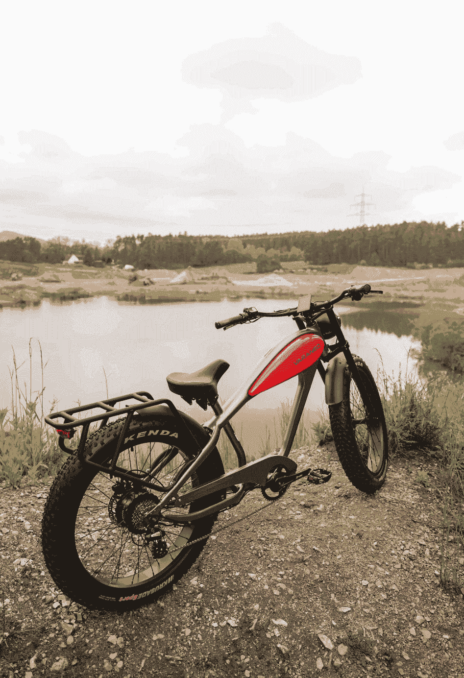 E-Bike im Motorrad-Look am See mit Gepäckträger