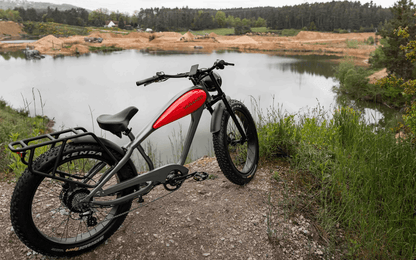 E-Bike im Motorrad-Look vor einem See
