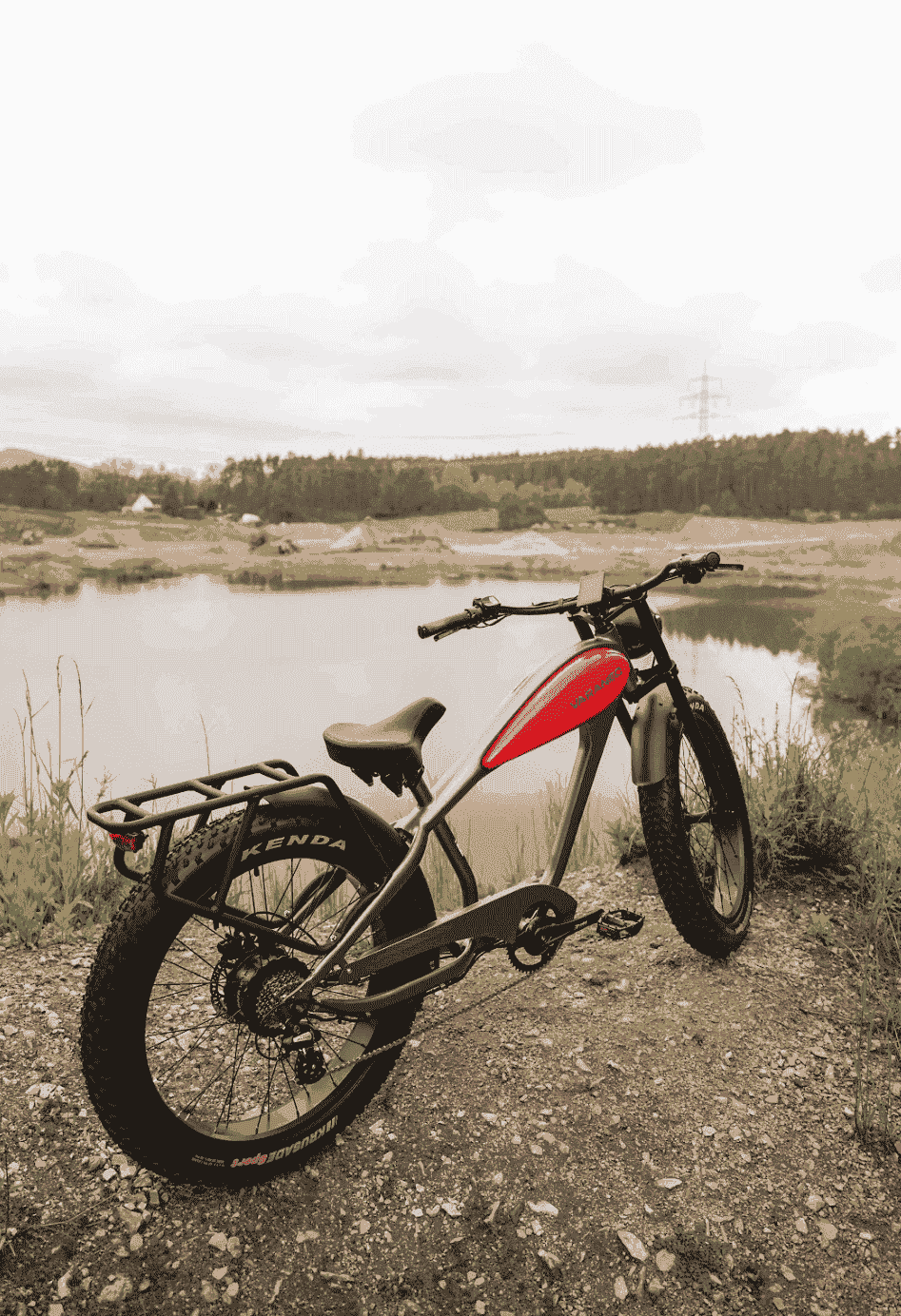 E-Bike im Motorrad-Look am See mit Gepäckträger