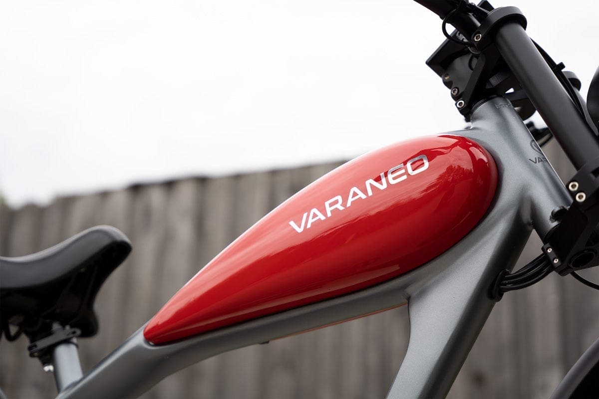 E-Bike im Motorrad-Look rot von der Seite