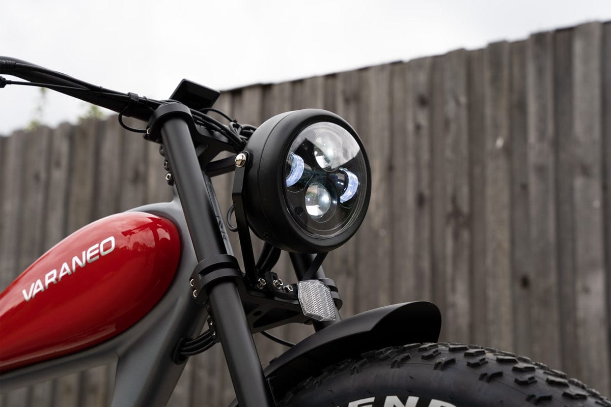 E-Bike im Motorrad-Look schwarz rot von vorne