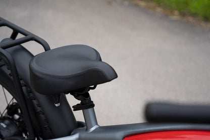 E-Bike im Motorrad-Look mit bequemen Sattel rot schwarz